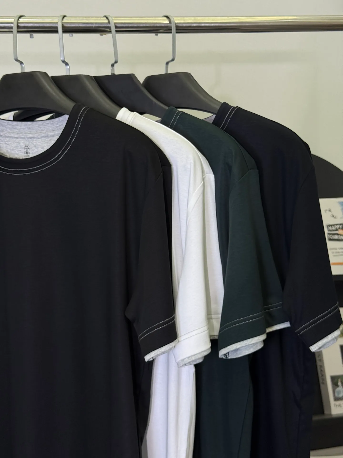 💋 Brunello Cucinelli Black Contrast Line T-shirt Wear Italian luxury and relaxed aesthetics into this neat black T-shirt. The iconic contrasting topstitching outlines the details, paired with the brand's iconic high-count fabric, and is low-key yet rich in texture on a calm black base. It is a taste that knowledgeable people can get at a glance. The brand's high-count blended fabric is selected, which is as soft as clouds, draped and stylish, and the upper body has an "expensive sense of relaxation". The neat and slightly loose version is suitable for daily outings and light business commuting. A black T-shirt can ensure your composure and dignity in all occasions. M-3XL